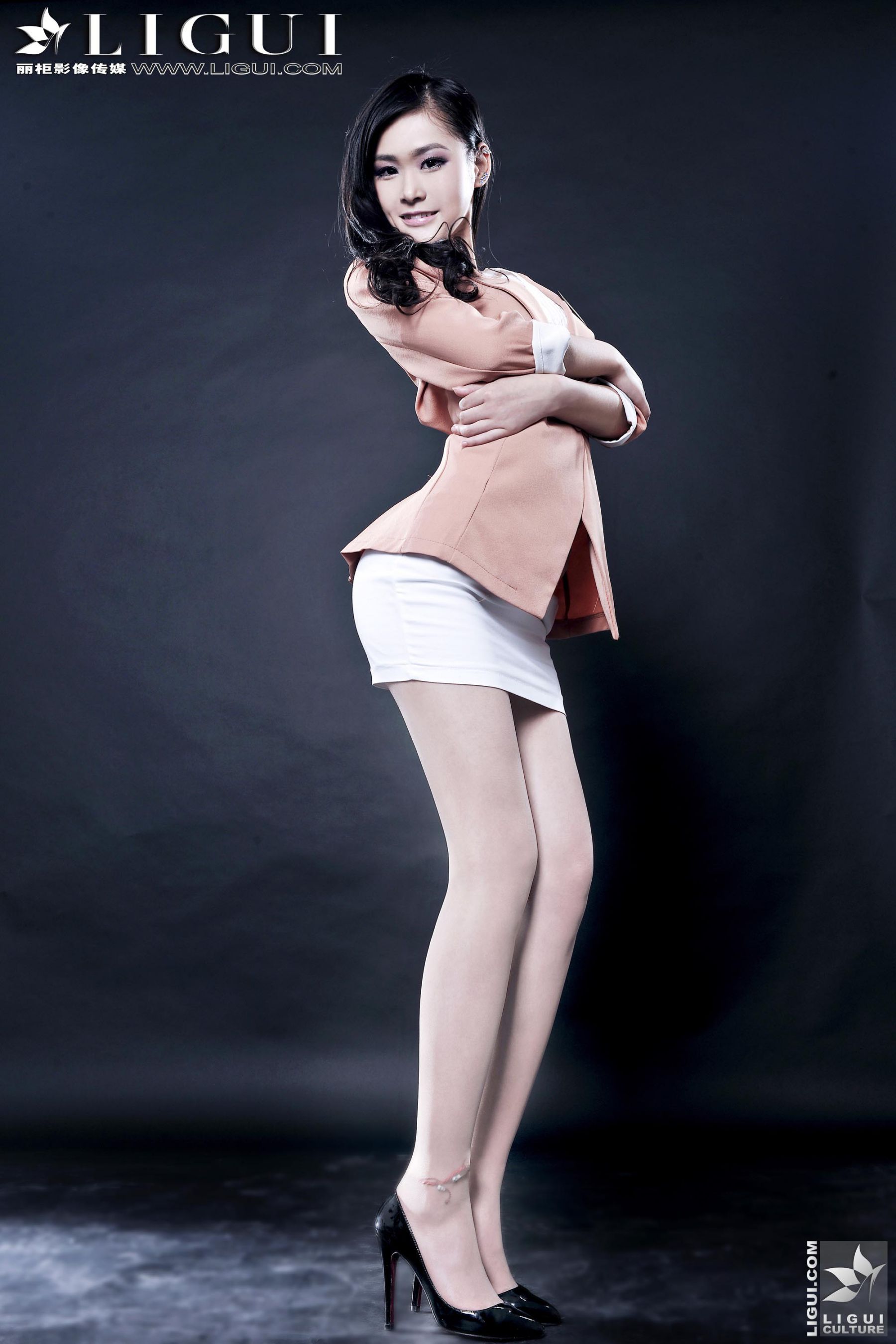 [丽柜贵足LiGui] Model 凌凌《职场丽人》美腿丝足写真图片
