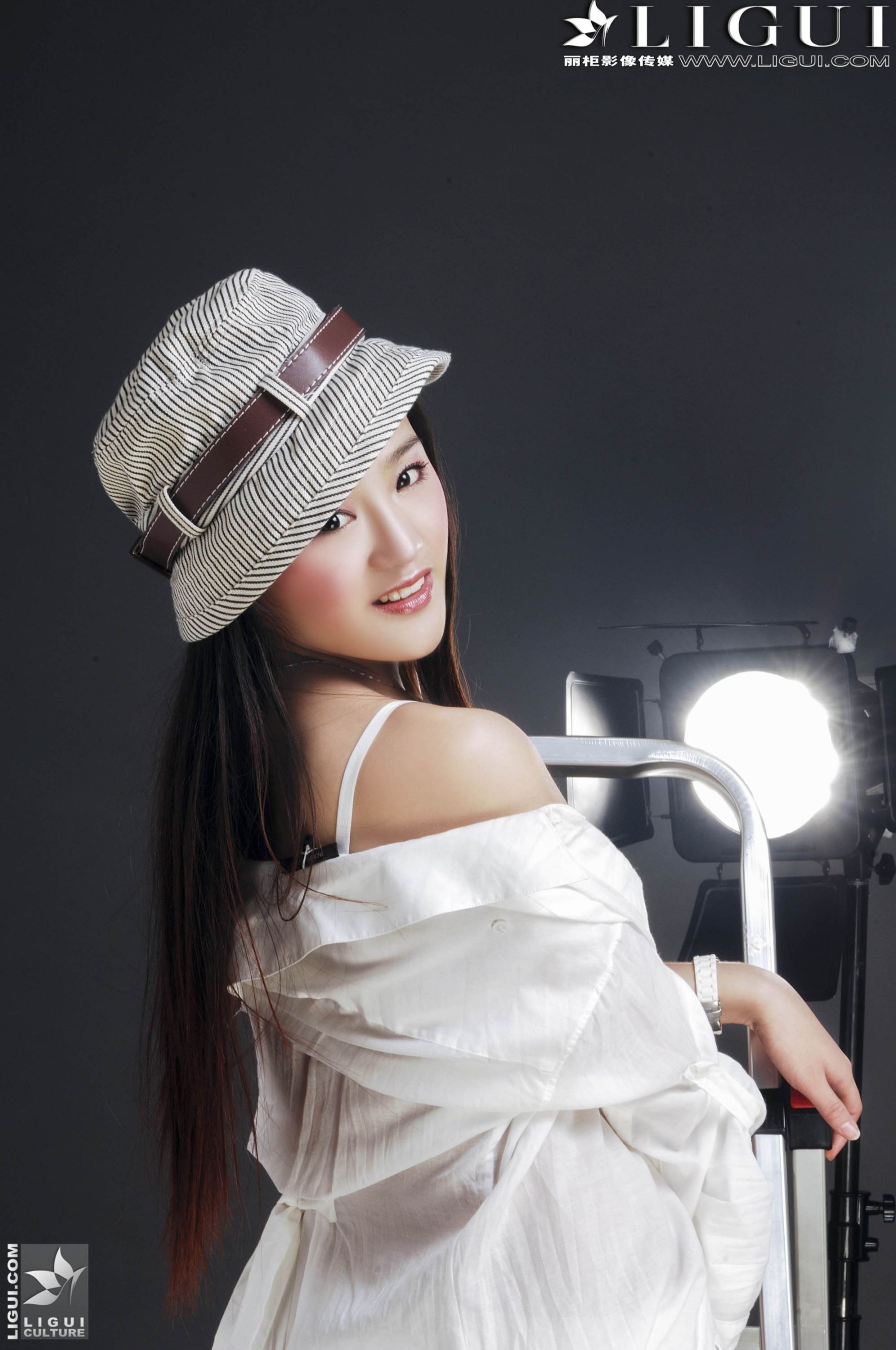 Model 张静研《白衬衫时尚白丝女郎》[丽柜贵足LiGui] 美腿丝足写真图片