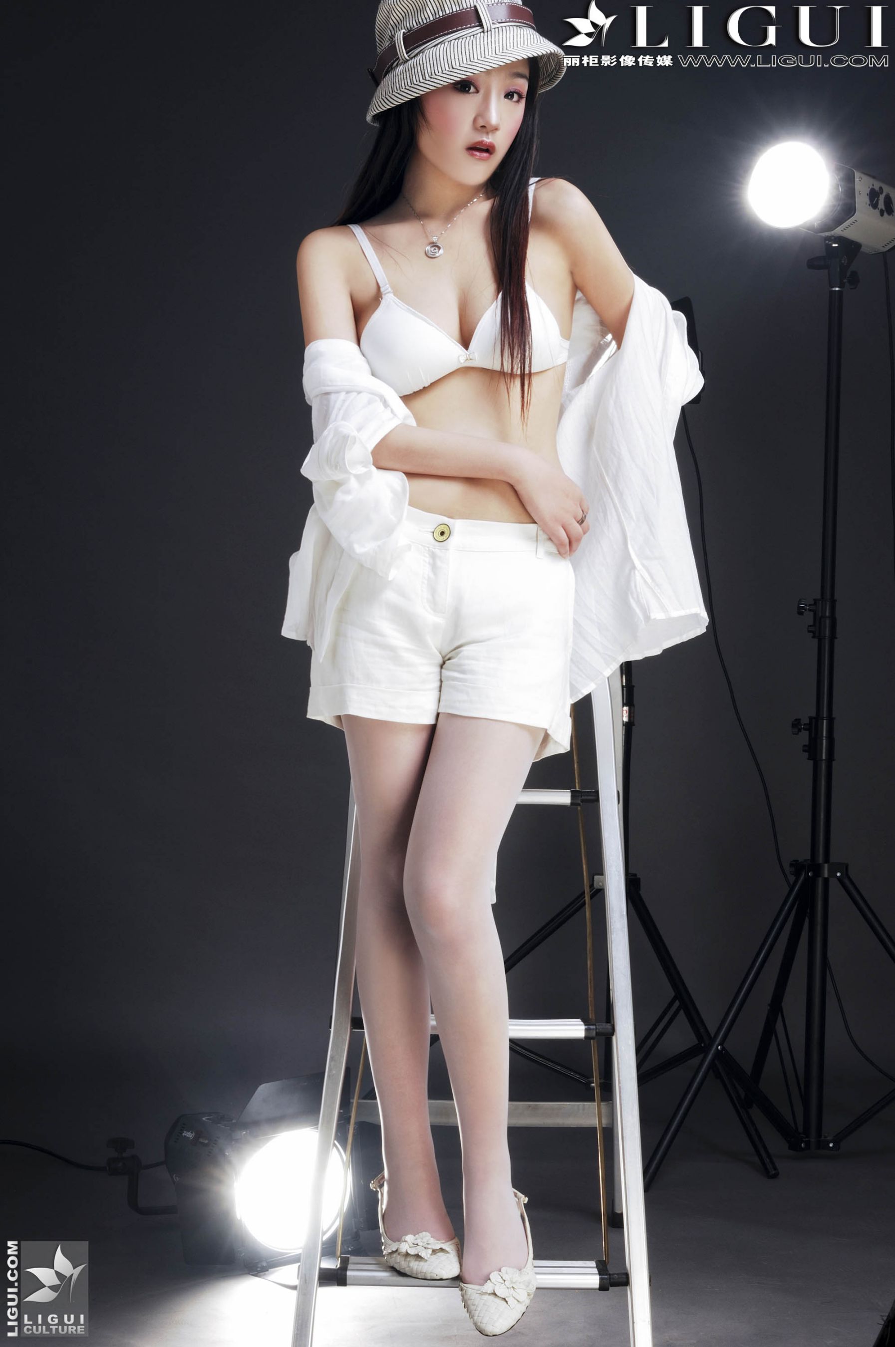 Model 张静研《白衬衫时尚白丝女郎》[丽柜贵足LiGui] 美腿丝足写真图片