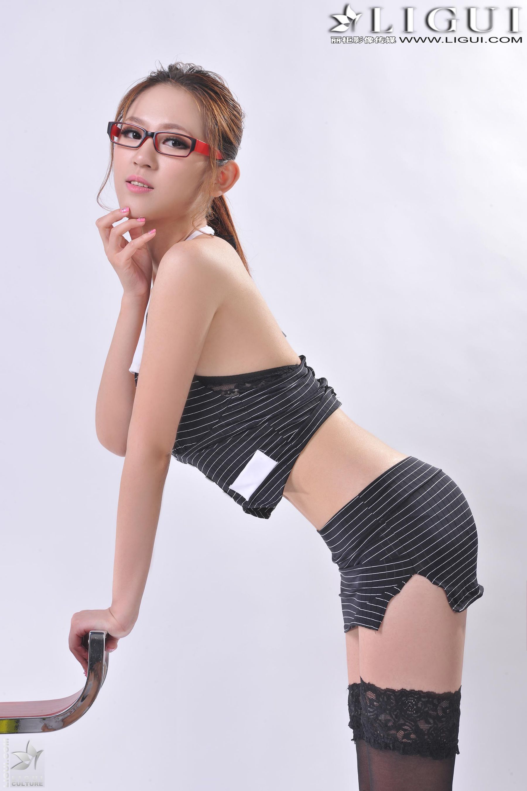 [丽柜贵足LiGui] Model 小玉《职业装眼镜女》上下全集 美腿丝足写真图片
