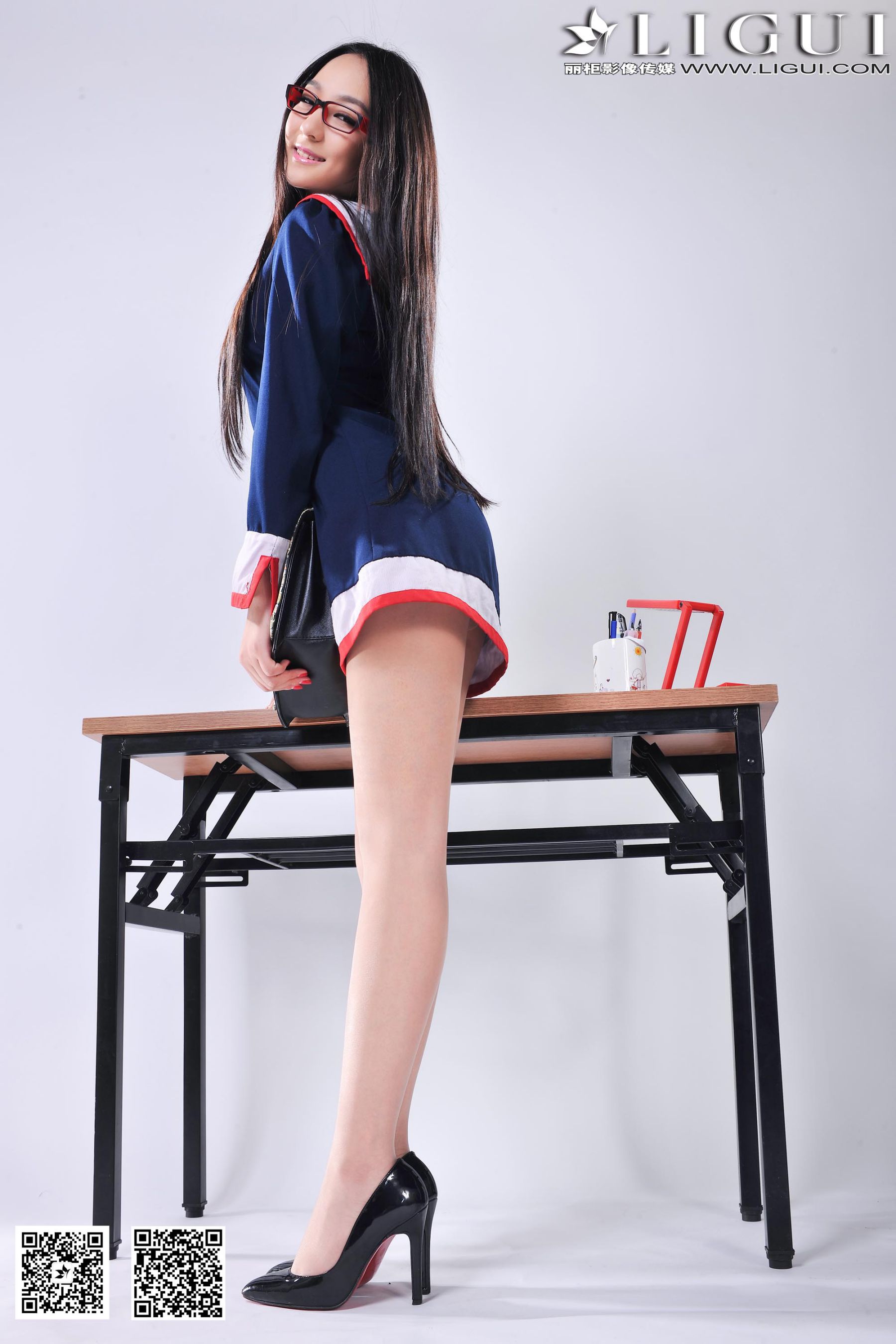 [丽柜LiGui] Model Amily《小眼镜学妹丝足》上下全集 美腿玉足写真图片