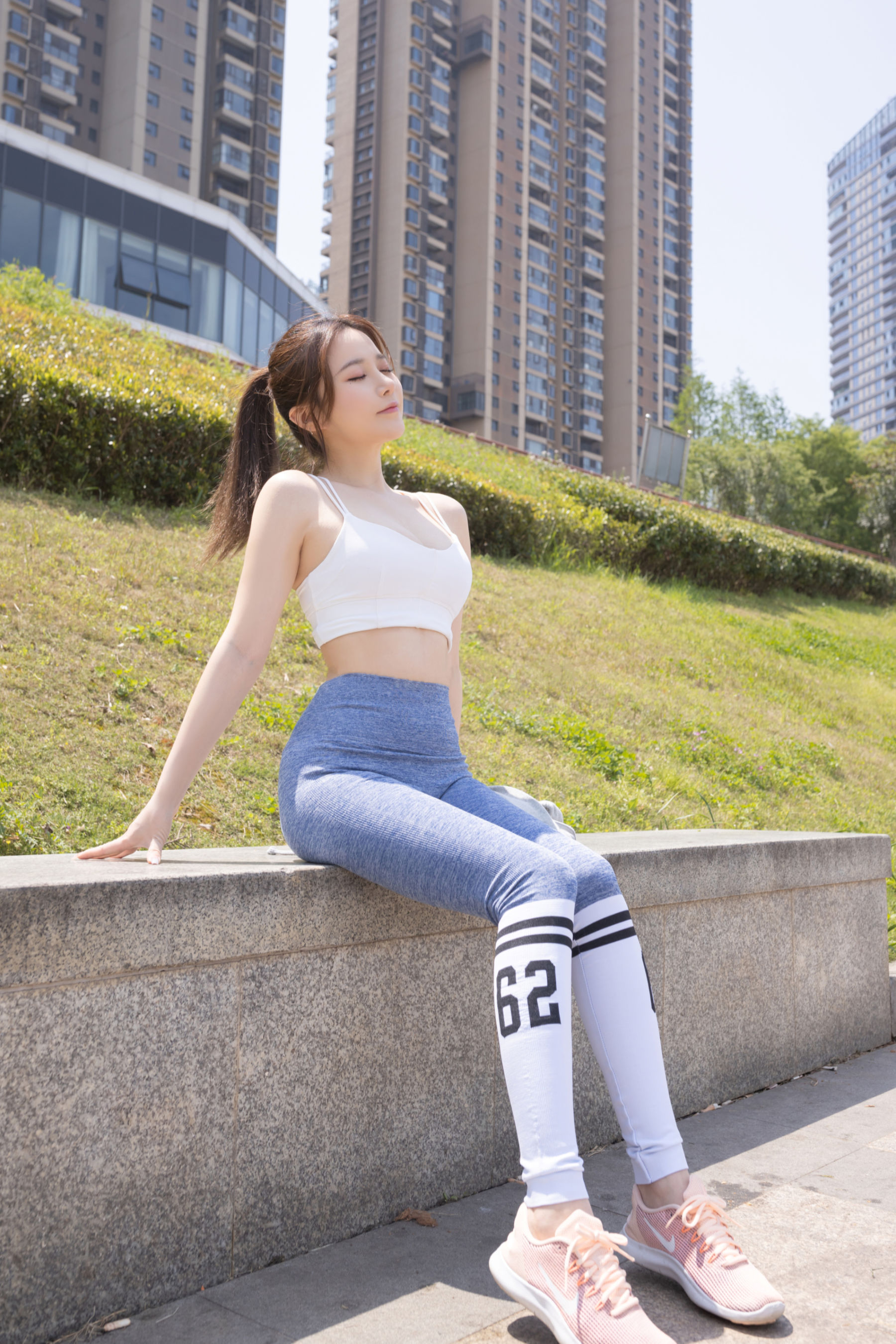鱼子酱瑜伽服写真