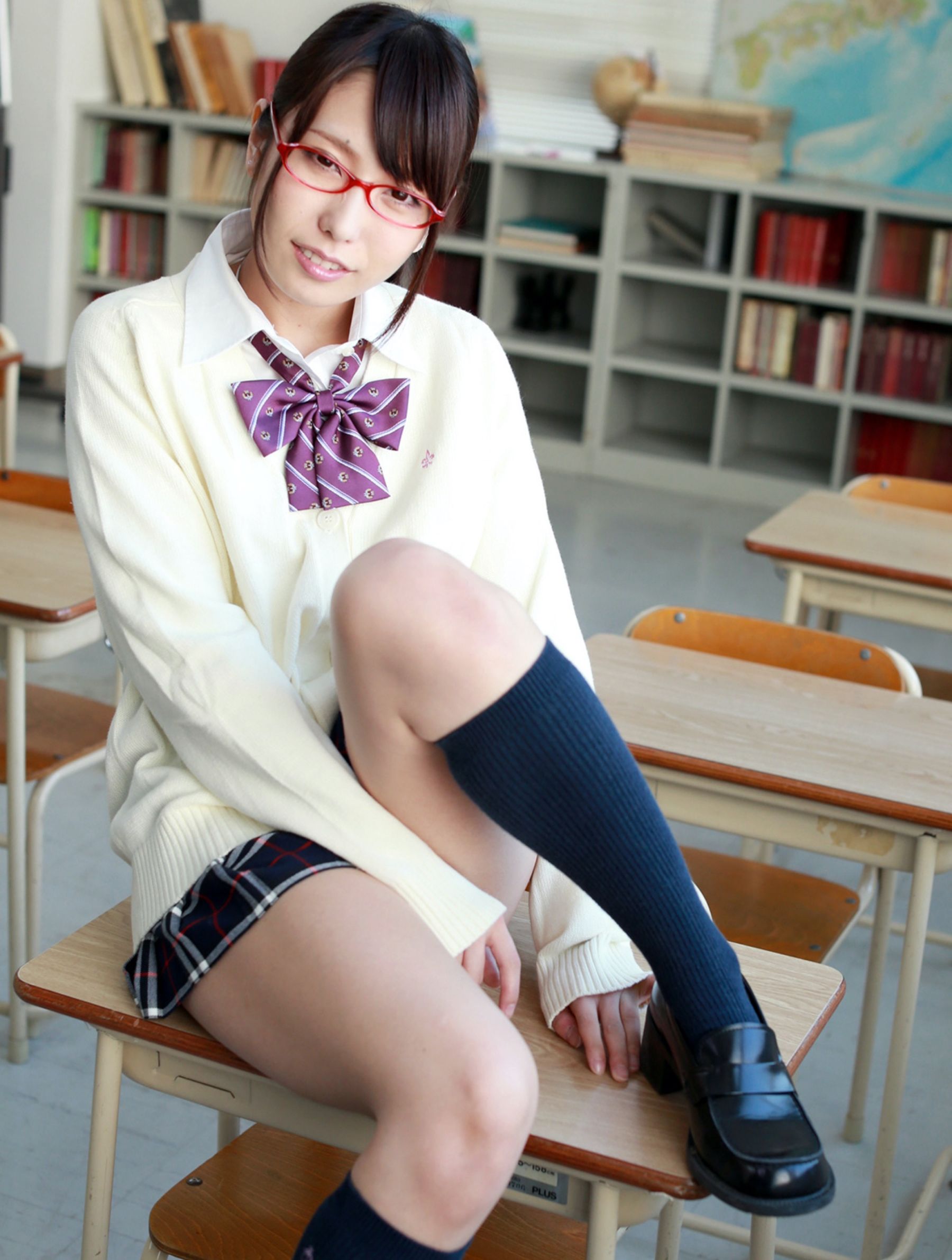 Chika Arimura 有村千佳 - 教室でイケナイコト