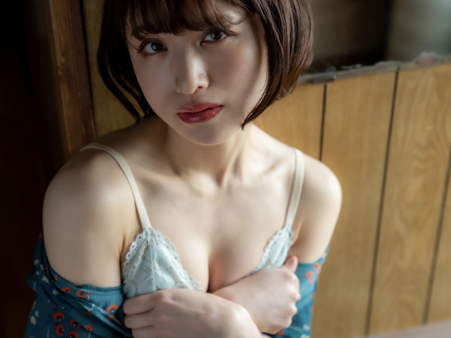Shihori Kotoi 琴井しほり - Shiosai 潮騒