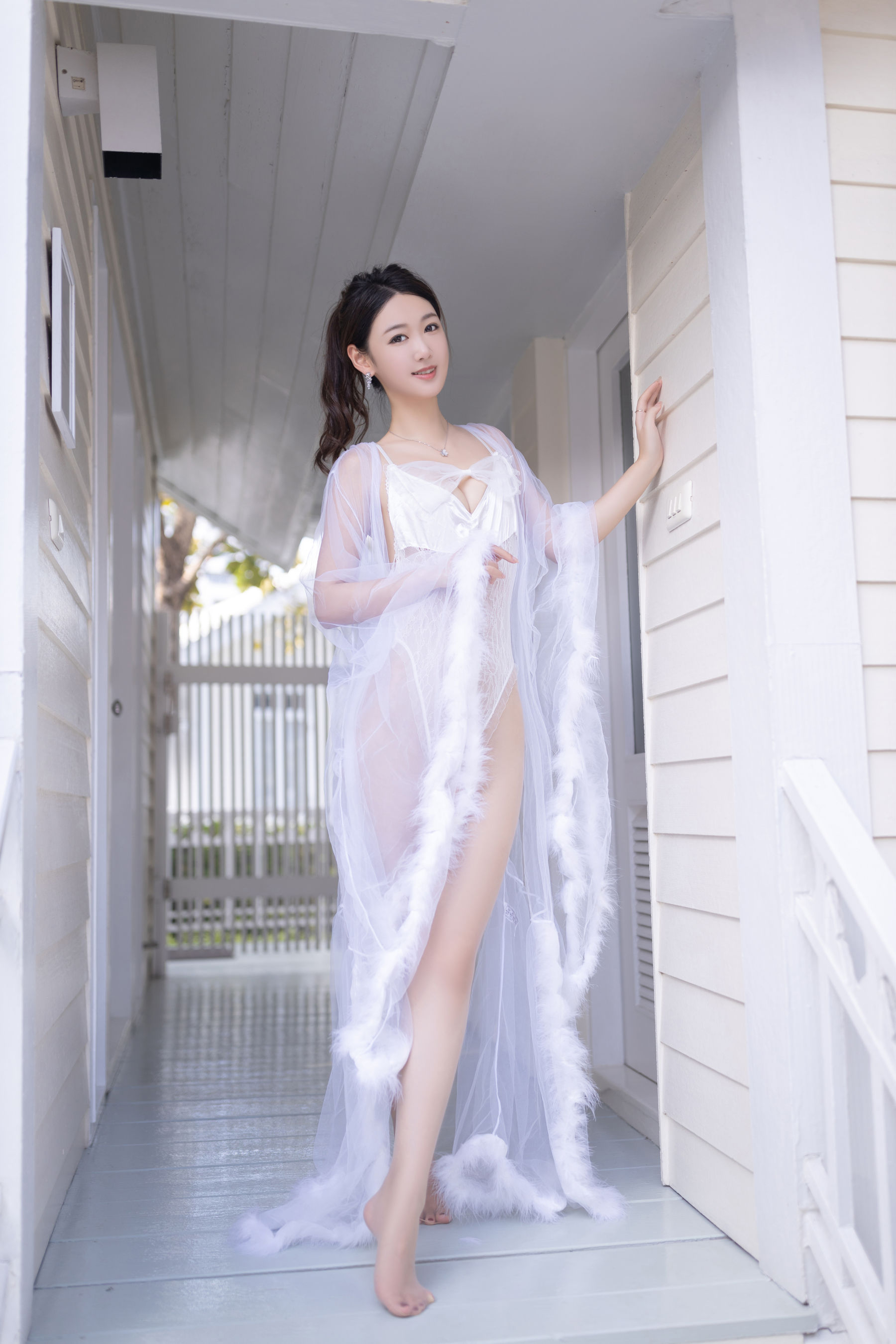 唐安琪 性感白纱裙写真