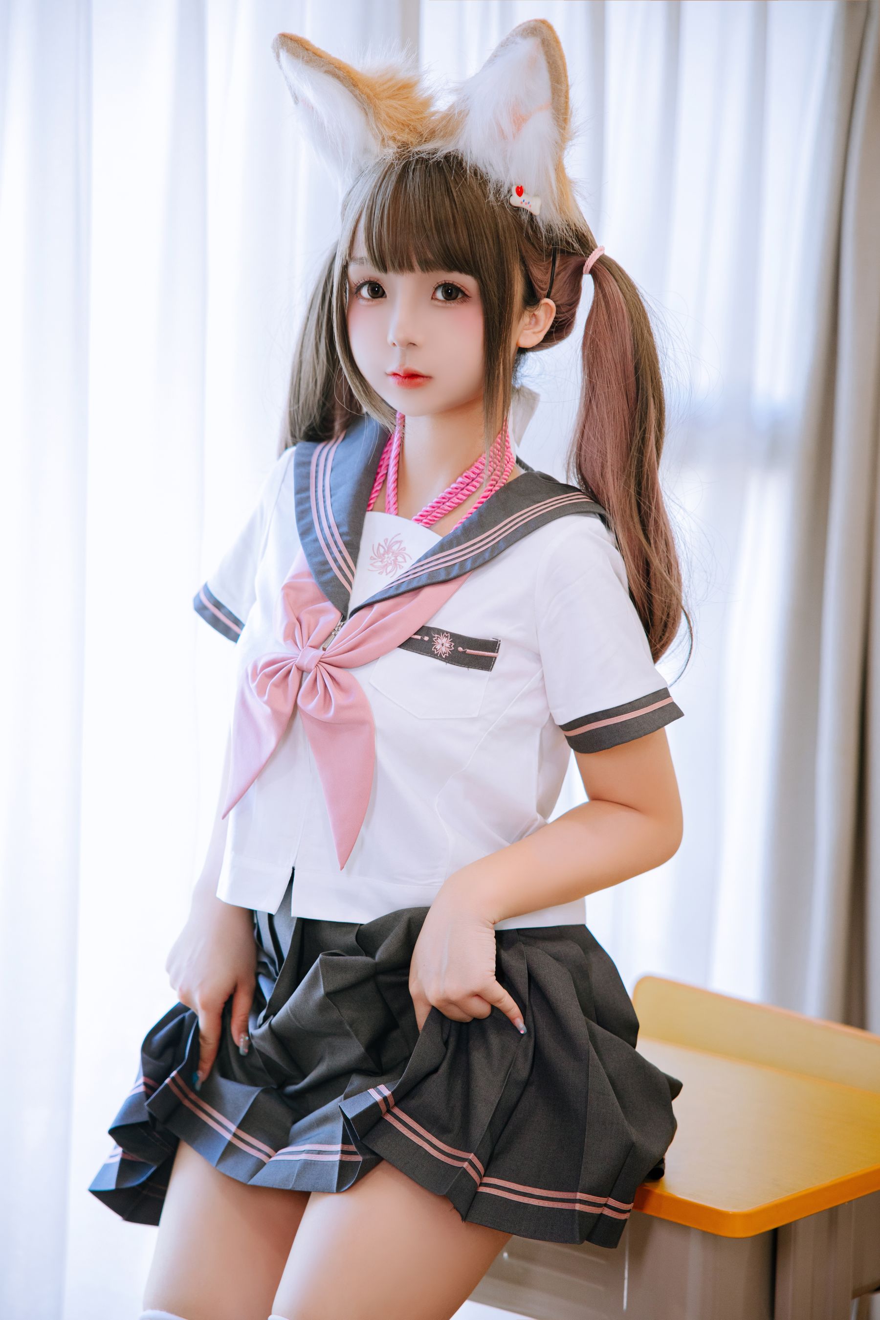 Cosplay 日奈娇 - 课桌捆绑