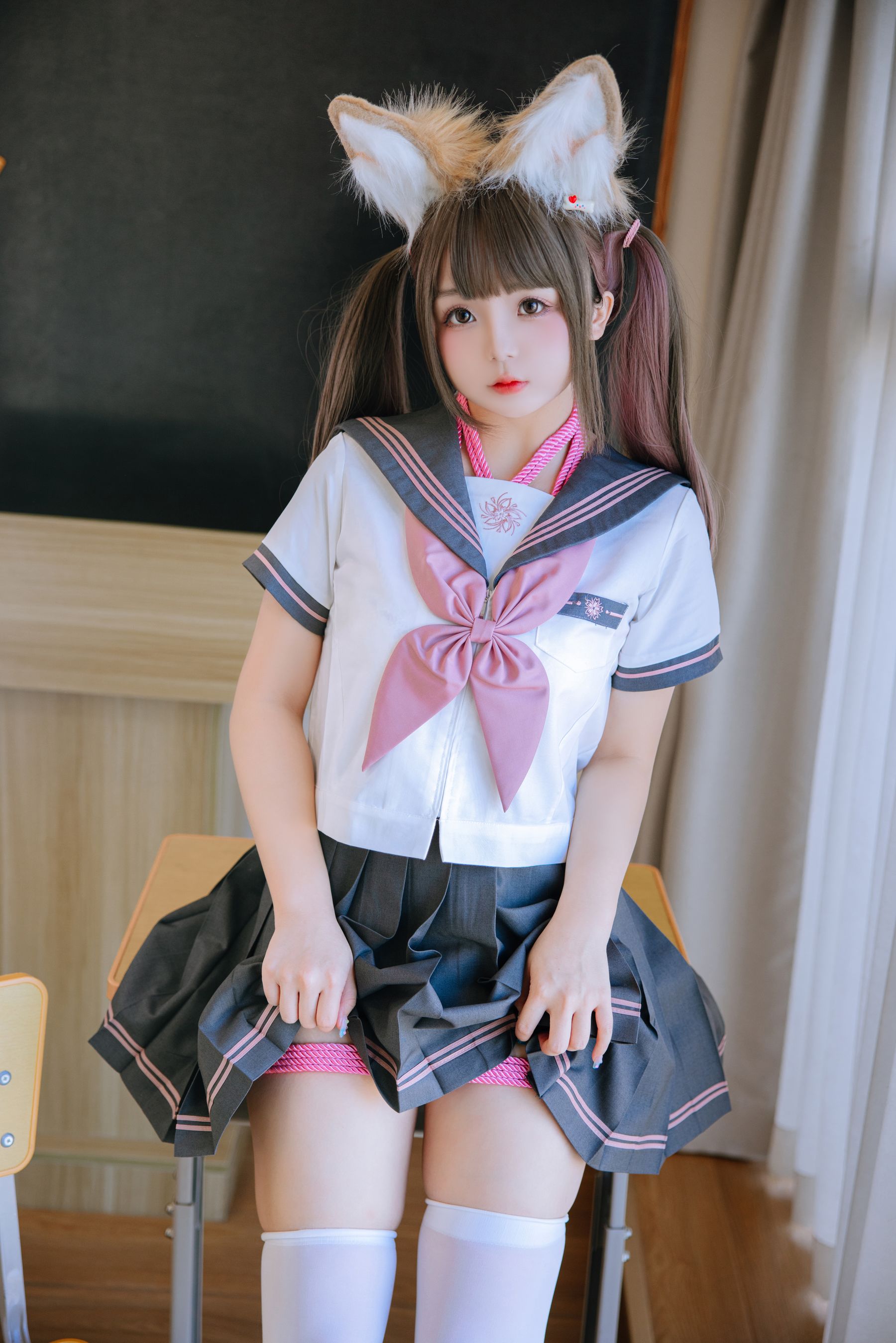 Cosplay 日奈娇 - 课桌捆绑