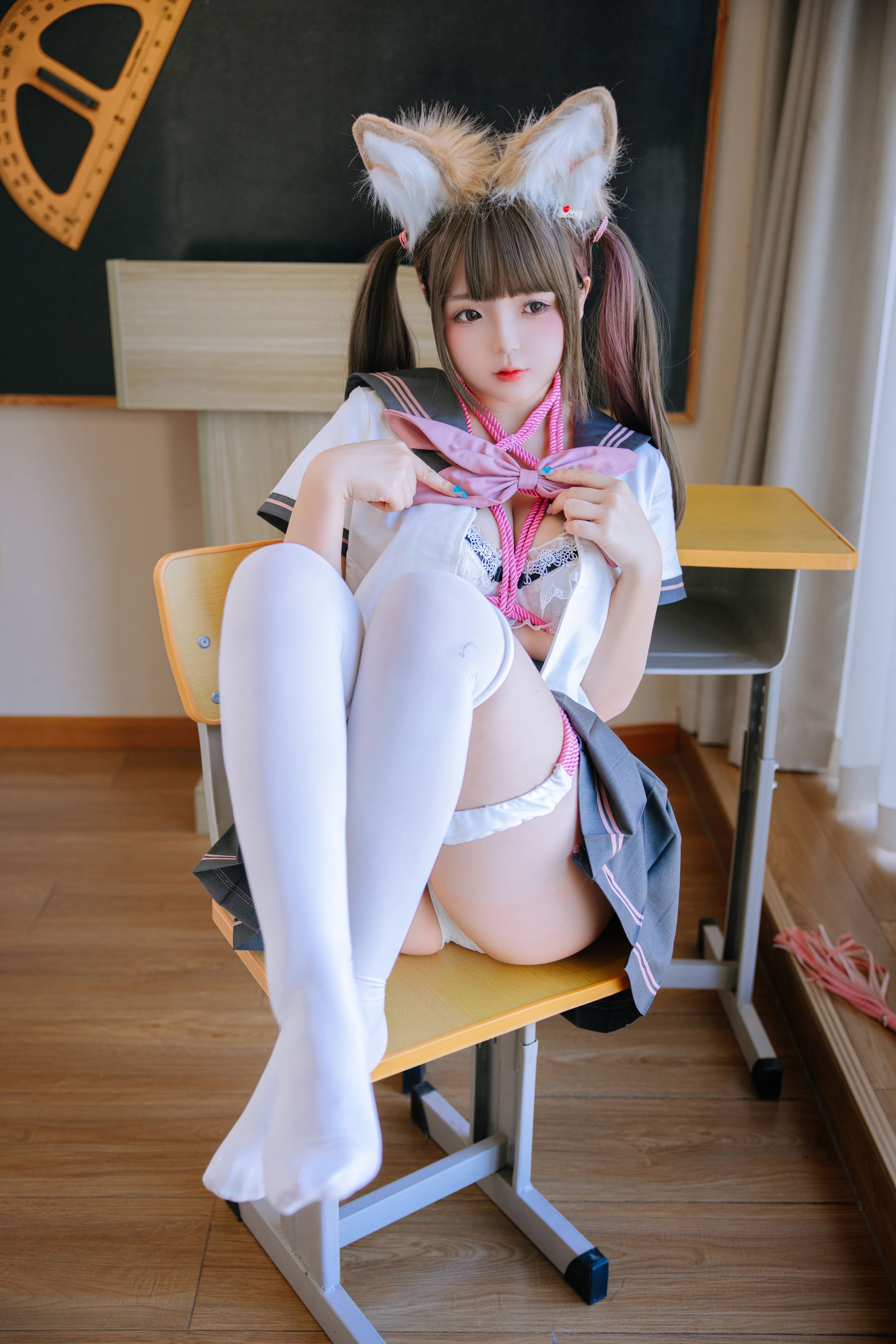 Cosplay 日奈娇 - 课桌捆绑