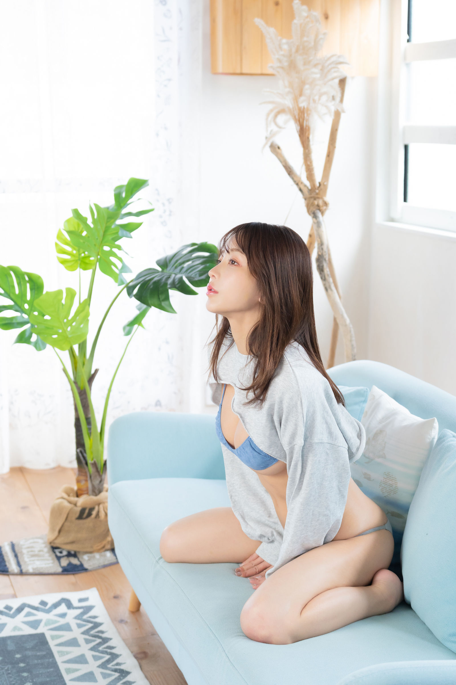 いくみ –  (193iKkyu3) [Fantia] [2024.03.12] Micro Bikini Sweatshirt