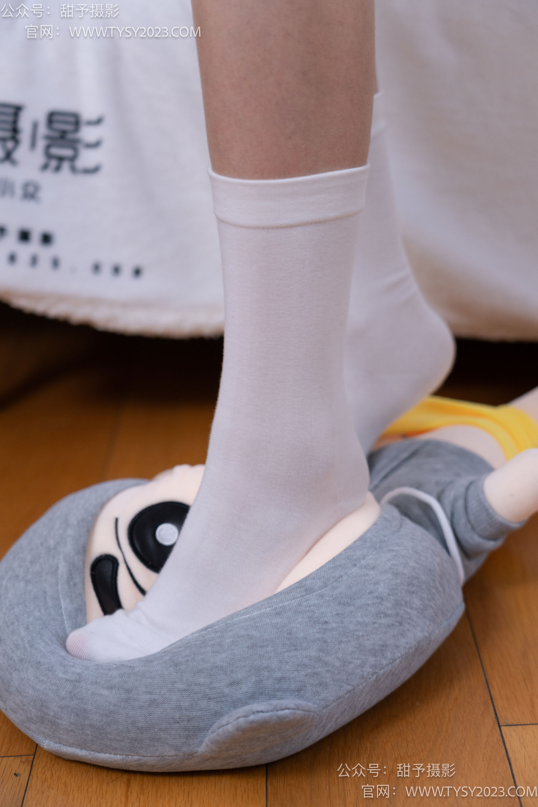 甜予摄影 No.062 璇璇 -板鞋、白棉袜、踩蜡笔小新玩偶剧情