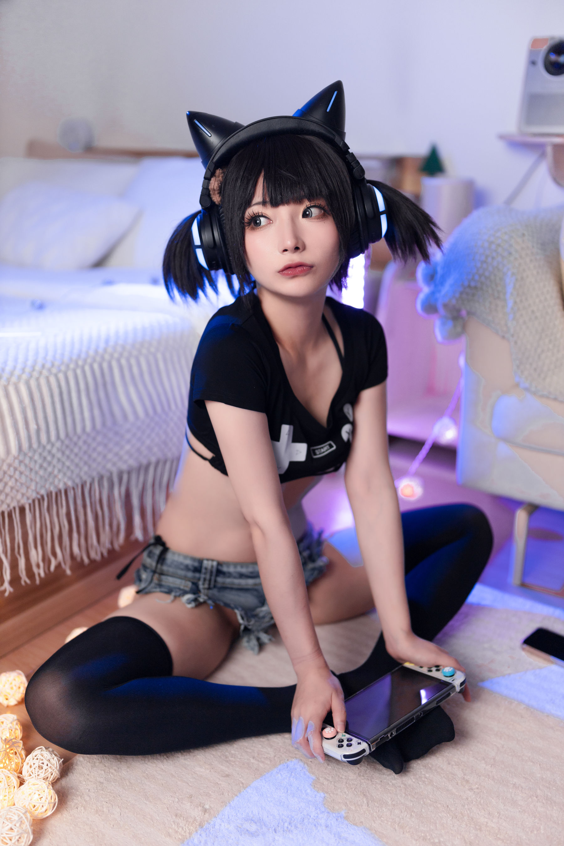 是三不是世w - 偷玩游戏机的少女