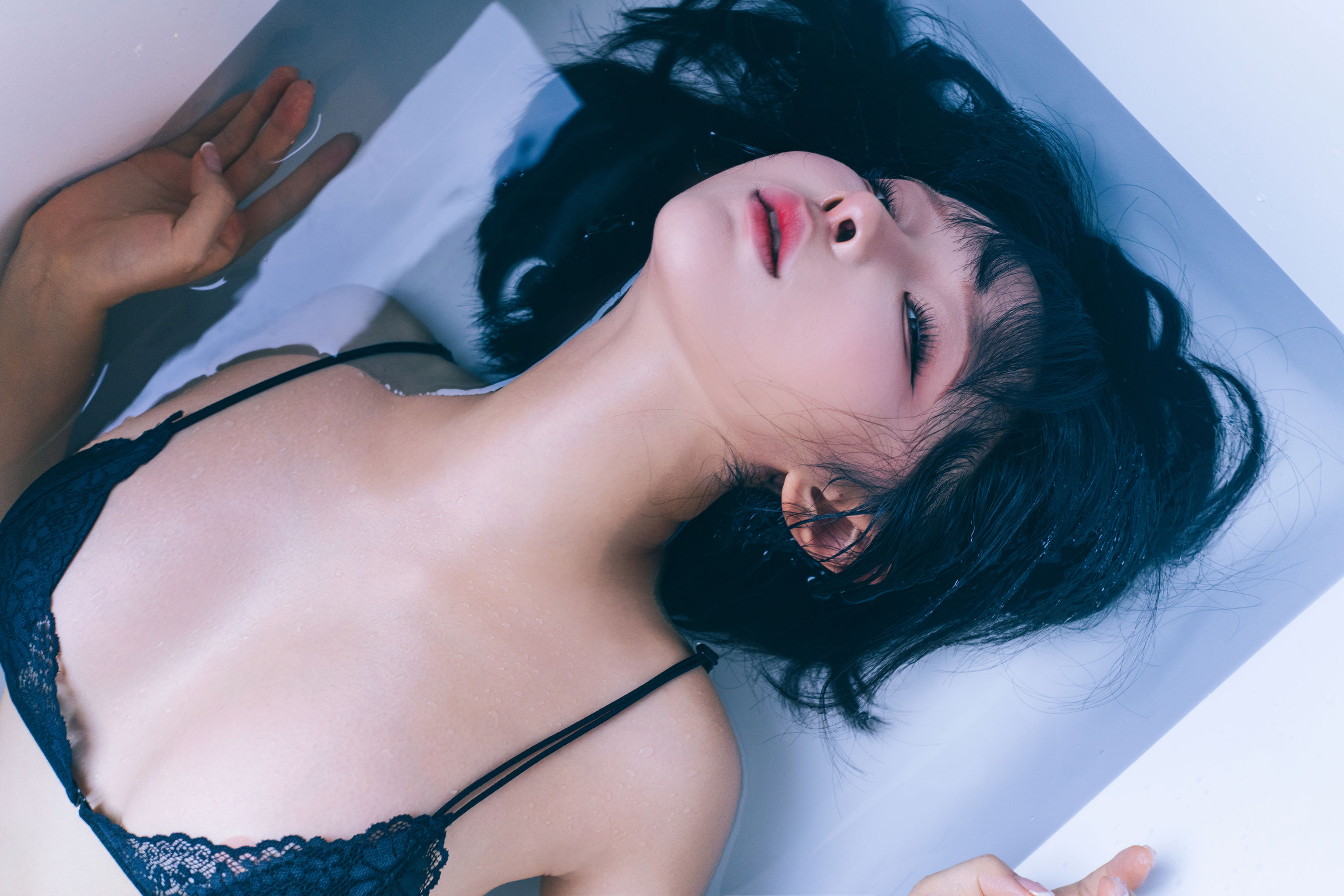动漫博主蠢沫沫 - 凝视