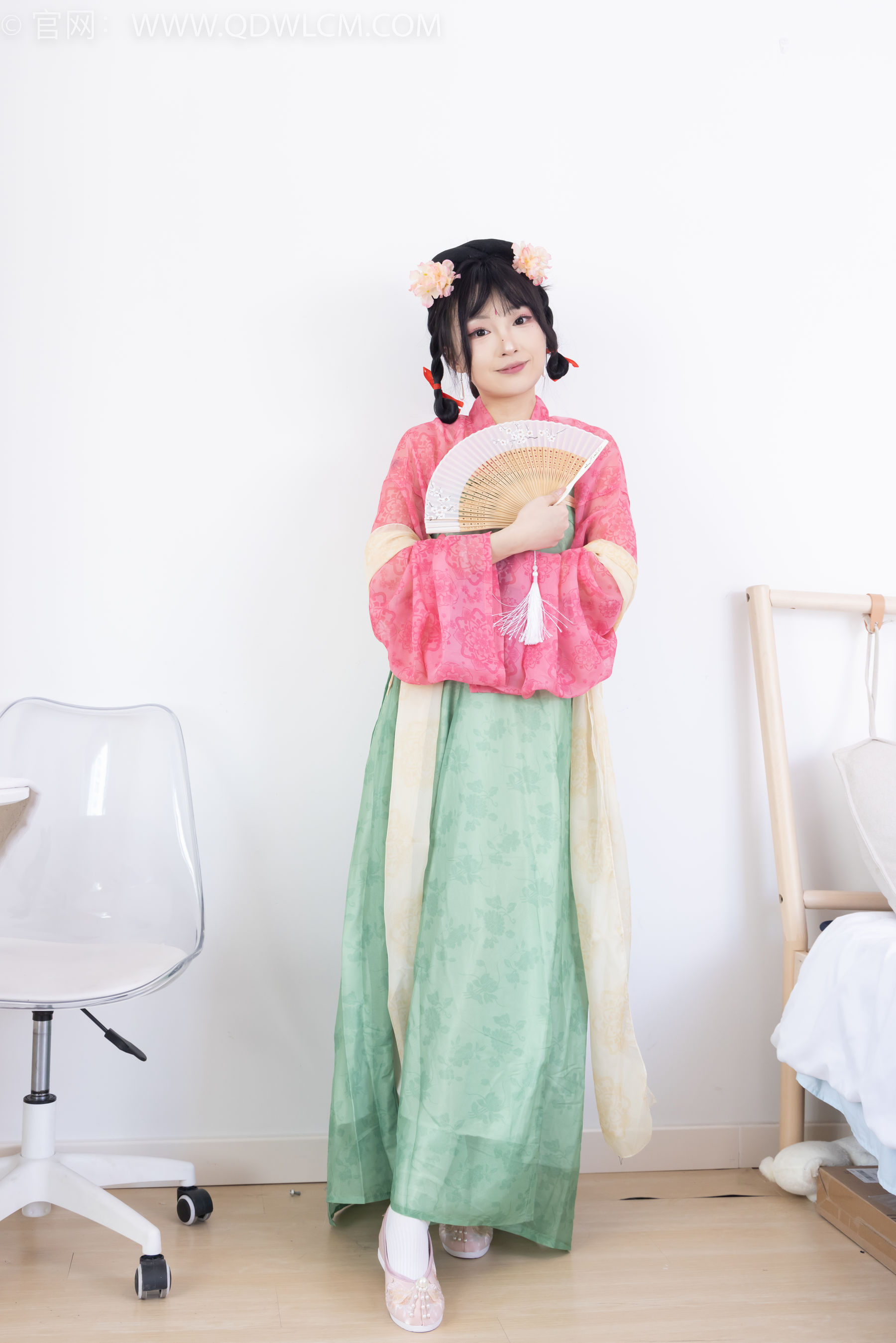 物恋传媒 No.2297 嘟嘟 - 布鞋、白棉袜、古装、半脱袜子剧情